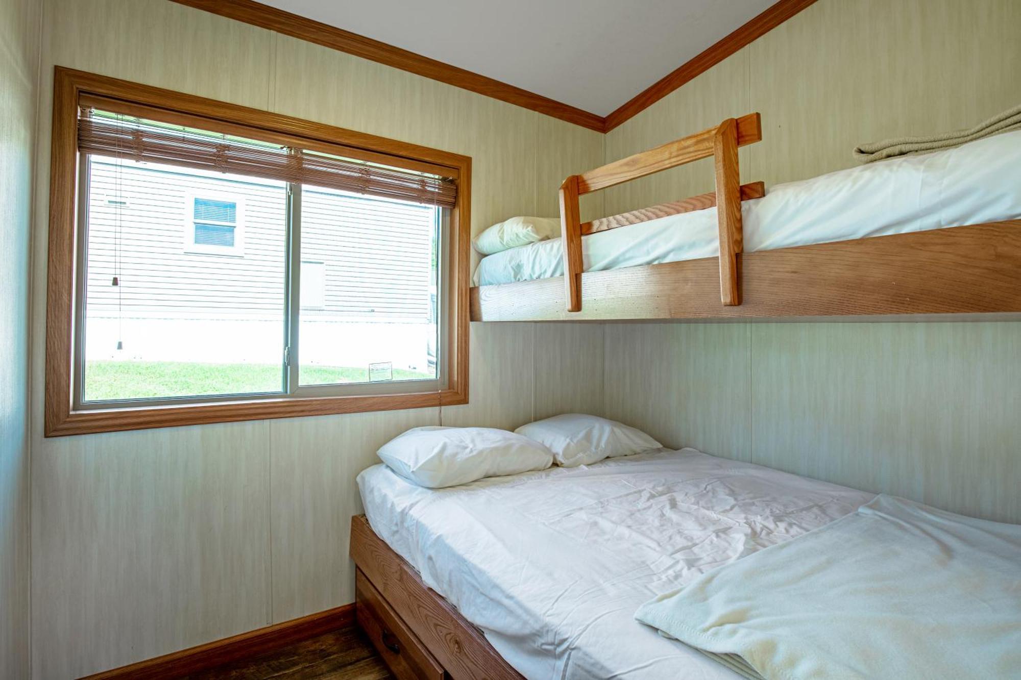 Plymouth Rock Camping Resort Deluxe Cottage Elkhart Lake 외부 사진